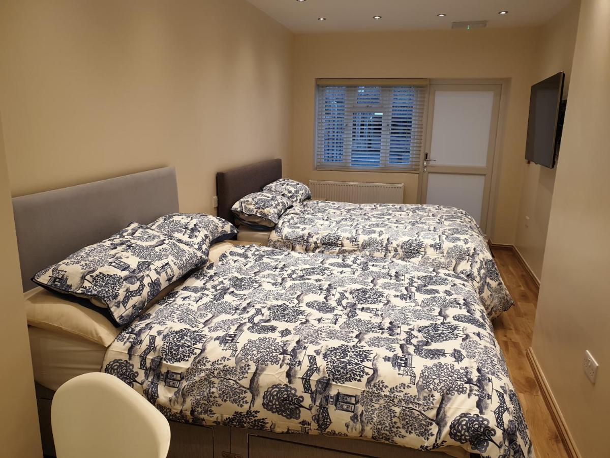 London Luxury Apartments 3 Bedroom Sleeps 8 With 3 Bathrooms 4 Mins Walk To Tube Free Parking Ilford Exterior photo