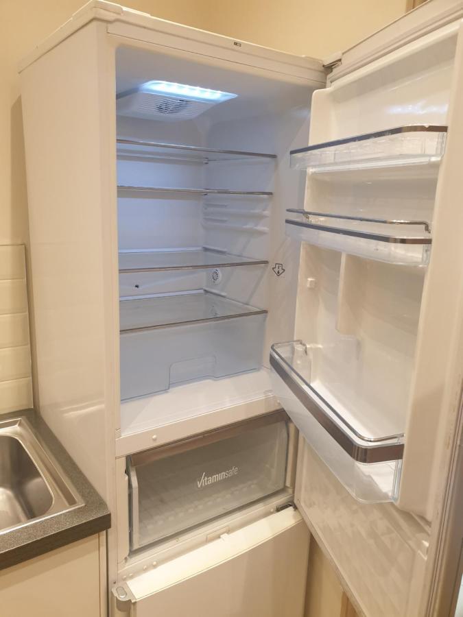 London Luxury Apartments 3 Bedroom Sleeps 8 With 3 Bathrooms 4 Mins Walk To Tube Free Parking Ilford Exterior photo