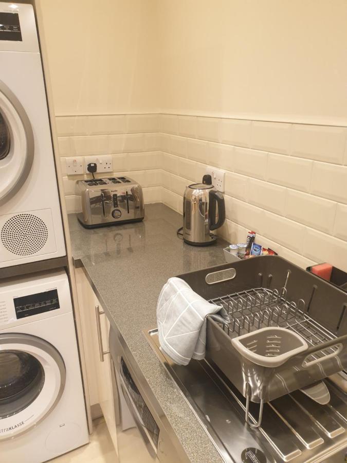 London Luxury Apartments 3 Bedroom Sleeps 8 With 3 Bathrooms 4 Mins Walk To Tube Free Parking Ilford Exterior photo