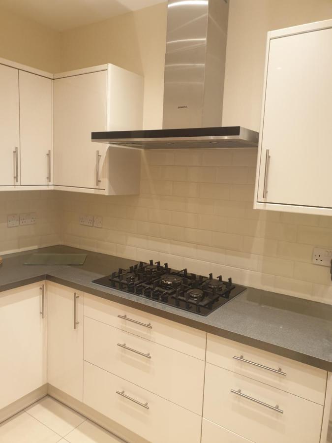 London Luxury Apartments 3 Bedroom Sleeps 8 With 3 Bathrooms 4 Mins Walk To Tube Free Parking Ilford Exterior photo