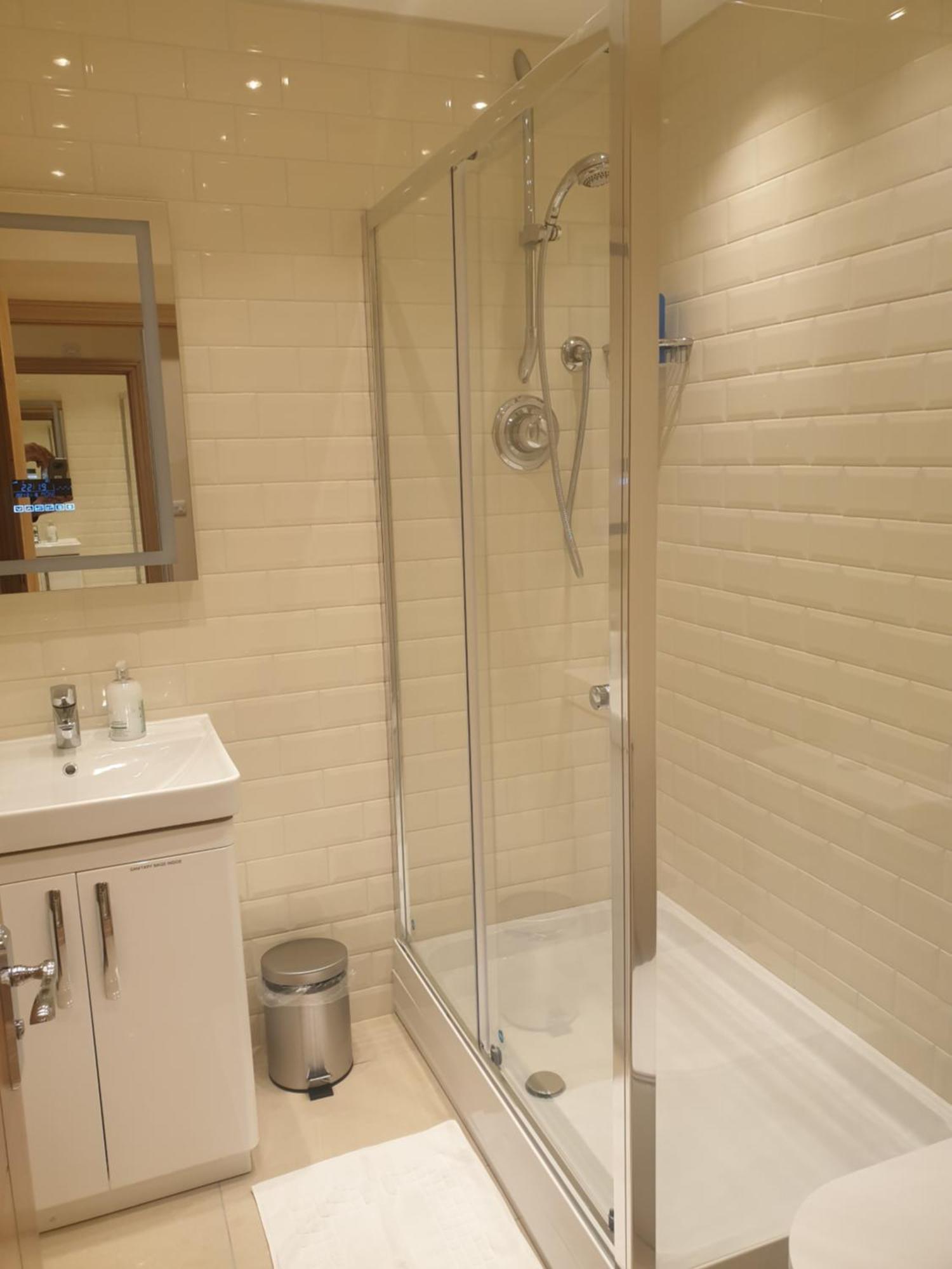 London Luxury Apartments 3 Bedroom Sleeps 8 With 3 Bathrooms 4 Mins Walk To Tube Free Parking Ilford Exterior photo