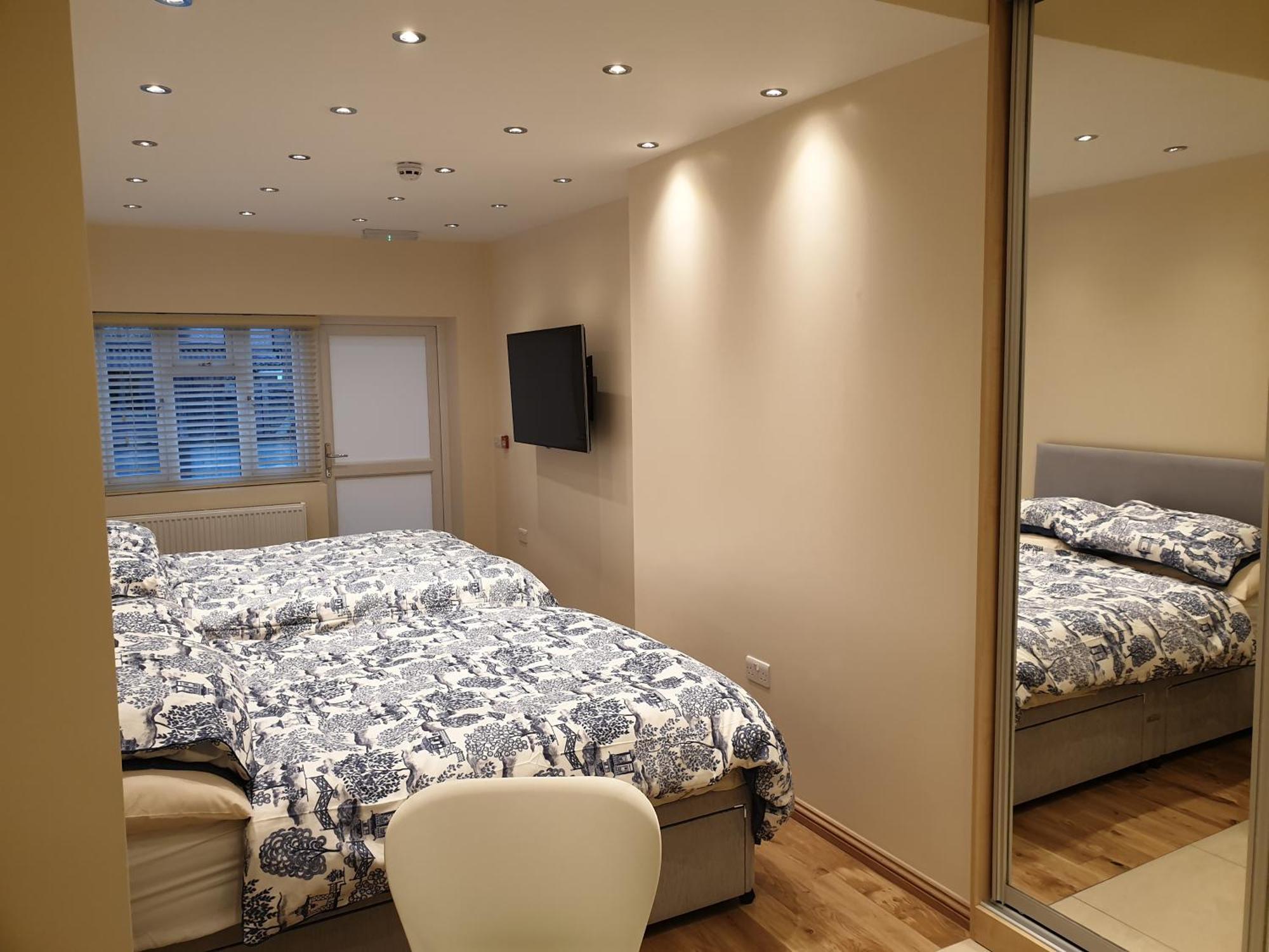 London Luxury Apartments 3 Bedroom Sleeps 8 With 3 Bathrooms 4 Mins Walk To Tube Free Parking Ilford Exterior photo